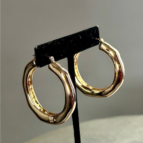 New without Tags Robert Lee Morris Gold Sculpted Hoop Earings - Picture 3 of 7